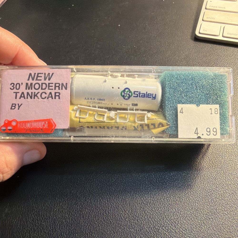 N SCALE TRAIN. 30' MODERN TANK CAR. 8464 AESX-STALEY. ROUNDHOUSE PROD. U.S.A.